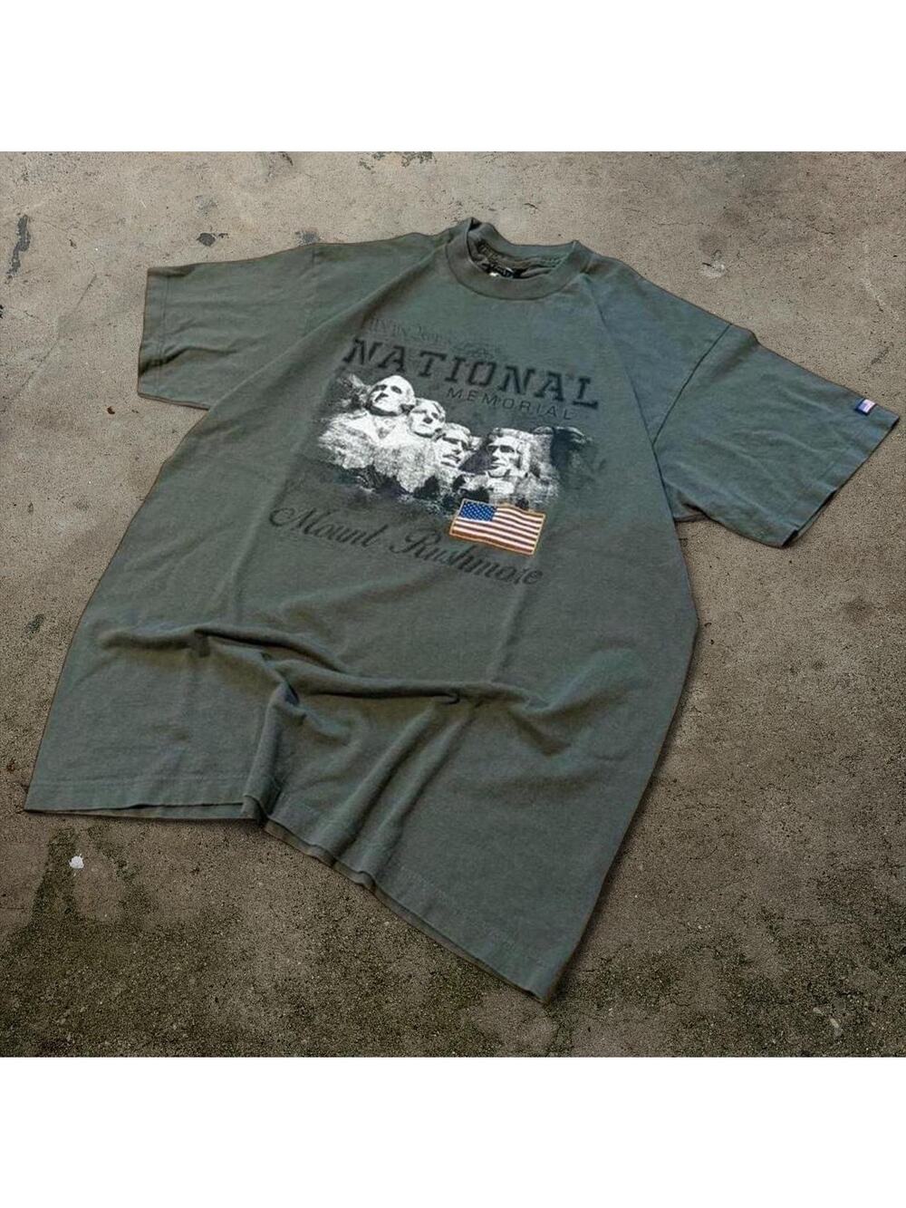 Vintage The Mountain Mount Rushmore Graphic T-Shirt Olive Green USA Souvenir Tee